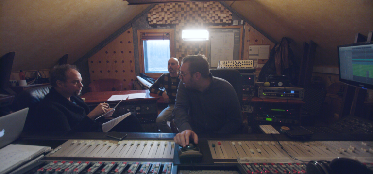 Tre män i musikstudio.