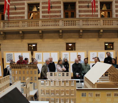 Arkitektskolan på Kungliga Konsthöskolan i Köenhamn visar en utställning med elevarbeten i Köpenhamns rådhus.